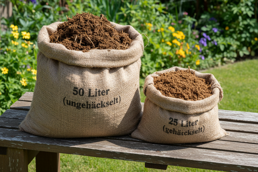 2 Säcke stehen auf einer Bank in einem Garten. Das Wetter ist sonnig. Der linke Sack ist doppelt so groß wie der rechte Sack. Im linken Sack ist Pferdedung frisch aus dem Pferd zu sehen. Der Sack hat die Aufschrift: 50 Liter (ungehäckselt). Im rechten Sack ist feingehäckselter Pferdedung zu sehen, der die gleiche Farbe hat, wie der frische Pferdedung. Der Sack hat die Aufschrift: 25 Liter. (gehäckselt)